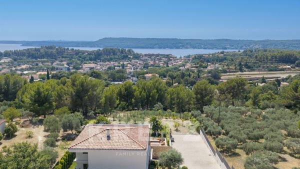 Saint Chamas, Villa contemporaine avec vue dominante sur l'étang
