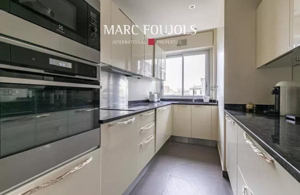 Paris 8 Saint Philippe du Roule : appartement de 130 m² au 6ème étage avec vue dégagée