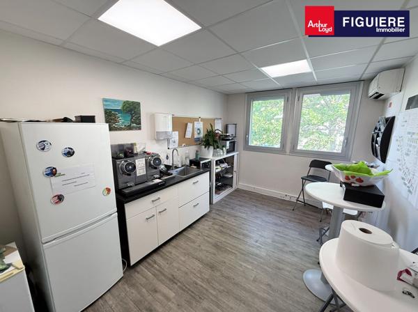 RARE A LA VENTE ET A LA LOCATION - IMMEUBLE INDEPENDANT DE BUREAUX - VITROLLES