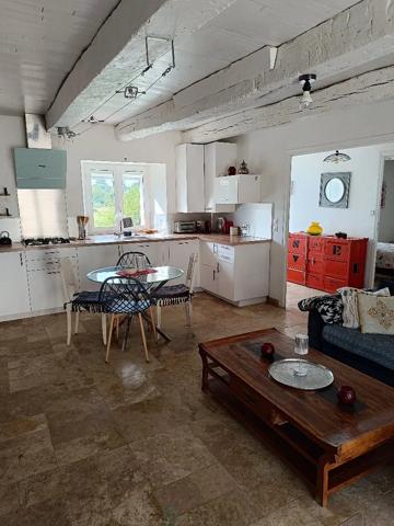 Ancienne ferme rénovée avec 2 gîtes sur 6 700 m² à Saint-Astier (24110)