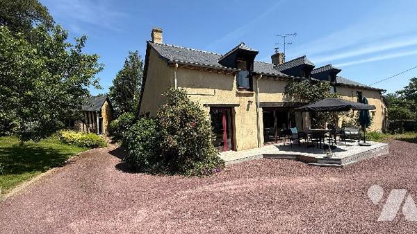 Maison ancienne rénovée avec dépendances et parc de 3800m²