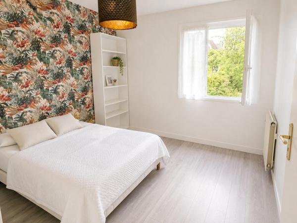 Laissez-vous séduire par ce lumineux 3 pièces traversant avec balcon plein sud, idéalement situé au cœur du quartier recherché de La Folie-Couvrechef.