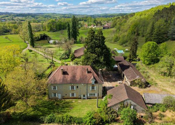 Gîtes chambres d'hôtes - Cazals Secteur Cazals, au calme, Magnifique propriété de caractère avec gîte, piscine, étang et dépendances sur 4,7 hectares.