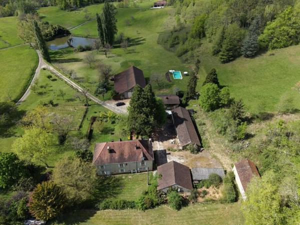 Gîtes chambres d'hôtes - Cazals Secteur Cazals, au calme, Magnifique propriété de caractère avec gîte, piscine, étang et dépendances sur 4,7 hectares.