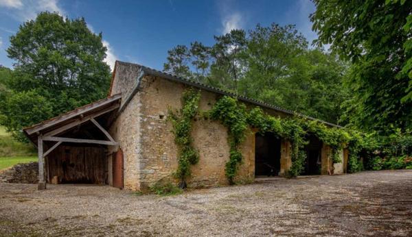 Gîtes chambres d'hôtes - Cazals Secteur Cazals, au calme, Magnifique propriété de caractère avec gîte, piscine, étang et dépendances sur 4,7 hectares.