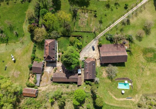 Gîtes chambres d'hôtes - Cazals Secteur Cazals, au calme, Magnifique propriété de caractère avec gîte, piscine, étang et dépendances sur 4,7 hectares.