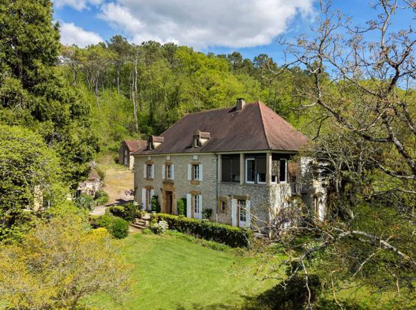 Gîtes chambres d'hôtes - Cazals Secteur Cazals, au calme, Magnifique propriété de caractère avec gîte, piscine, étang et dépendances sur 4,7 hectares.