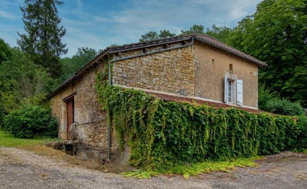 Gîtes chambres d'hôtes - Cazals Secteur Cazals, au calme, Magnifique propriété de caractère avec gîte, piscine, étang et dépendances sur 4,7 hectares.
