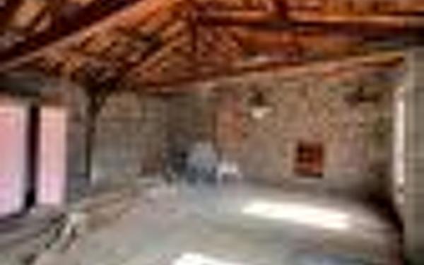 Immeuble à vendre    2 pièces •  Saint-Just-en-Chevalet