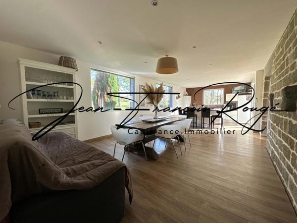 A trois kilomètres du centre de Tessy sur Vire, charmante maison en pierres rénovée d'une surface de 175 m² !!!