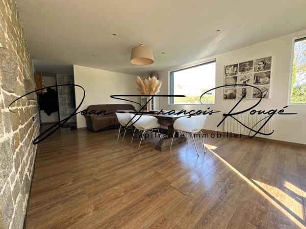 A trois kilomètres du centre de Tessy sur Vire, charmante maison en pierres rénovée d'une surface de 175 m² !!!