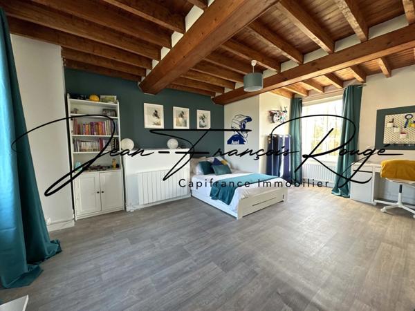 A trois kilomètres du centre de Tessy sur Vire, charmante maison en pierres rénovée d'une surface de 175 m² !!!