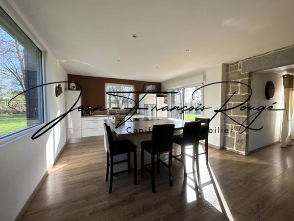 A trois kilomètres du centre de Tessy sur Vire, charmante maison en pierres rénovée d'une surface de 175 m² !!!