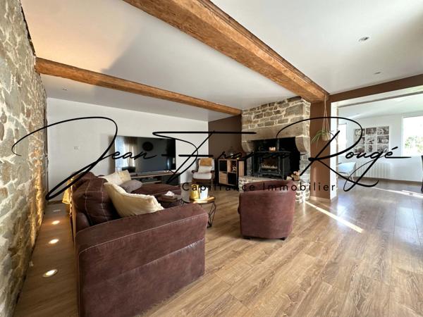 A trois kilomètres du centre de Tessy sur Vire, charmante maison en pierres rénovée d'une surface de 175 m² !!!