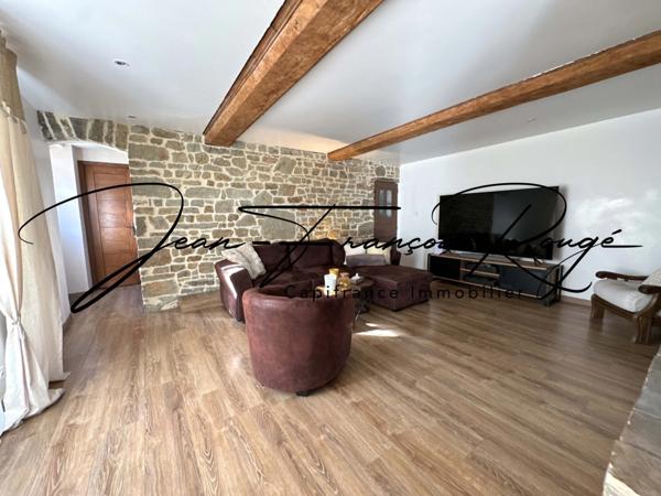 A trois kilomètres du centre de Tessy sur Vire, charmante maison en pierres rénovée d'une surface de 175 m² !!!