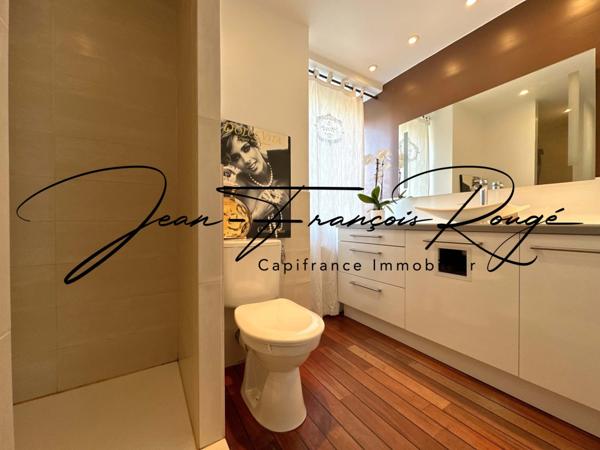 A trois kilomètres du centre de Tessy sur Vire, charmante maison en pierres rénovée d'une surface de 175 m² !!!