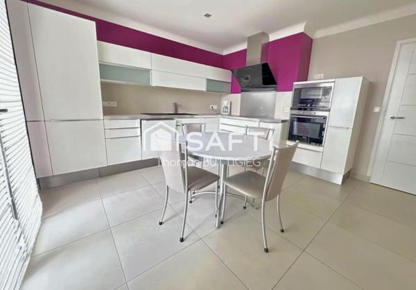 Maison 3 chambres, bureau, garage et jardin.