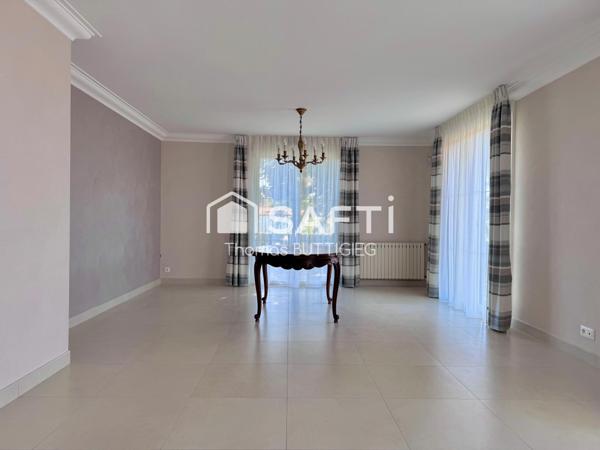 Maison 3 chambres, bureau, garage et jardin.