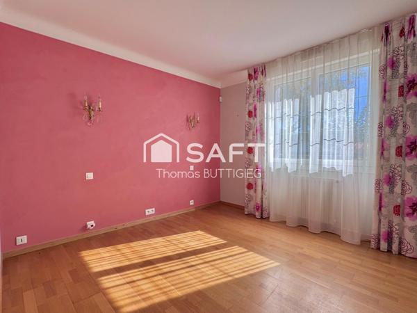 Maison 3 chambres, bureau, garage et jardin.