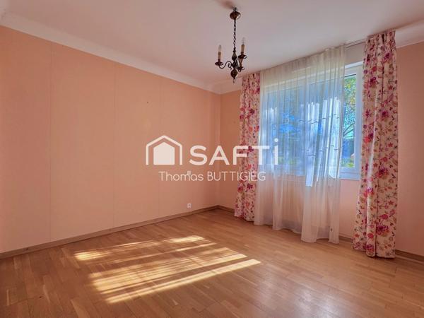 Maison 3 chambres, bureau, garage et jardin.