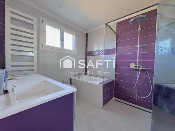 Maison 3 chambres, bureau, garage et jardin.