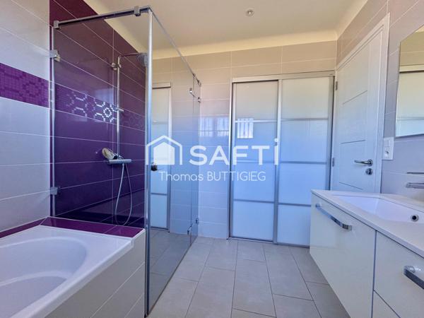 Maison 3 chambres, bureau, garage et jardin.