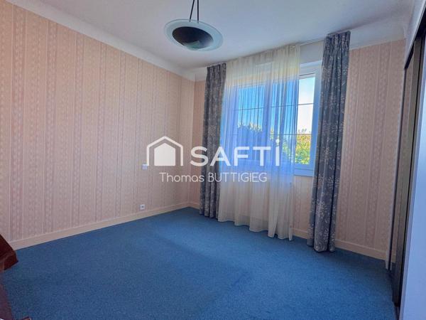 Maison 3 chambres, bureau, garage et jardin.