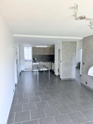 Salon-de-Provence – Bel appartement T3 traversant avec terrasse, cave et vue dégagée.

Au sein de la résidence sécurisée et parfaitement entretenue Altitude 90, découvrez ce lumineux appartement T3 traversant de 62 m2 -  61,83 m² (loi Carrez), situé au 3ᵉ et dernier étage, dans un environnement calme et verdoyant.

Un espace de vie agréable et lumineux

L'appartement offre une belle pièce de vie de plus de 32 m² avec cuisine ouverte, idéale pour partager des moments conviviaux en famille ou entre amis.

Le séjour s'ouvre sur une agréable terrasse exposée plein sud de 5 m², bénéficiant d'une vue dégagée, parfaite pour profiter des beaux jours. Une loggia de 4 m², aménagée en buanderie, complète cet espace de vie.

Espace nuit
Deux chambres confortables de 12 m² et 11 m², dont une avec placard aménagé.
Salle d'eau de 4 m².
WC .
Dressing de 2 m² à l'entrée, pratique pour le rangement.

Une cave privative de 6 m² vient compléter ce bien.

Les atouts de l'appartement

-  Appartement traversant et très lumineux
-  Dernier étage
-  Terrasse exposée sud avec vue dégagée
-  Résidence fermée et sécurisée (portail automatisé et vidéosurveillance)
-  Copropriété propre et bien entretenue
-  Stationnement libre et facile dans la résidence
-  Cave privative
-  Commerces au pied de la résidence
-  Marché hebdomadaire le vendredi matin
-  Écoles et transports en commun à proximité immédiate

Un emplacement stratégique

À partir de fin juin 2026, l'ouverture de la nouvelle entrée autoroutière nord de Salon-de-Provence permettra un accès facilité vers Avignon, Marseille, Aix-en-Provence, Nice, Arles, Nîmes et Montpellier, sans avoir à traverser la ville, offrant ainsi un gain de temps appréciable au quotidien.

Informations financières
Prix de vente : 138 000 €
Taxe foncière : 1 074 €
Charges de copropriété : 179 €/mois

Les charges comprennent :

Eau froide
Chauffage collectif
Entretien de la copropriété
Entretien des espaces verts

À noter : la copropriété sera raccordée au réseau de chaleur biomasse de la ville à partir de fin août 2026. Une baisse estimée d'environ 40 % des coûts liés au chauffage est attendue, ce qui pourrait contribuer à une diminution des charges.

Copropriété
205 lots
Charges annuelles : 2 159 €
Aucune procédure en cours

Un appartement fonctionnel, lumineux et idéalement situé, parfait pour une résidence principale ou un investissement locatif.

N'hésitez pas à venir vers moi !!!!!
Laurent BSK Immobilier 
-   06 02 06 11 01 
@ l.billard@bskimmobilier.com