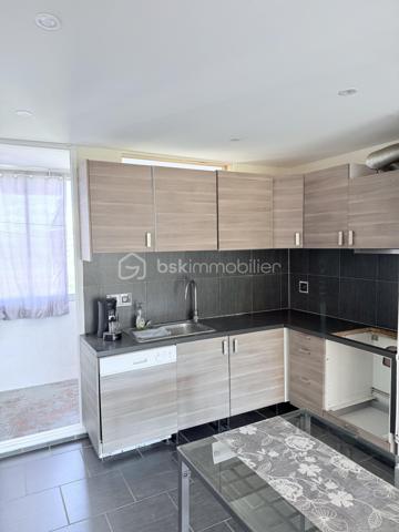 Salon-de-Provence – Bel appartement T3 traversant avec terrasse, cave et vue dégagée.

Au sein de la résidence sécurisée et parfaitement entretenue Altitude 90, découvrez ce lumineux appartement T3 traversant de 62 m2 -  61,83 m² (loi Carrez), situé au 3ᵉ et dernier étage, dans un environnement calme et verdoyant.

Un espace de vie agréable et lumineux

L'appartement offre une belle pièce de vie de plus de 32 m² avec cuisine ouverte, idéale pour partager des moments conviviaux en famille ou entre amis.

Le séjour s'ouvre sur une agréable terrasse exposée plein sud de 5 m², bénéficiant d'une vue dégagée, parfaite pour profiter des beaux jours. Une loggia de 4 m², aménagée en buanderie, complète cet espace de vie.

Espace nuit
Deux chambres confortables de 12 m² et 11 m², dont une avec placard aménagé.
Salle d'eau de 4 m².
WC .
Dressing de 2 m² à l'entrée, pratique pour le rangement.

Une cave privative de 6 m² vient compléter ce bien.

Les atouts de l'appartement

-  Appartement traversant et très lumineux
-  Dernier étage
-  Terrasse exposée sud avec vue dégagée
-  Résidence fermée et sécurisée (portail automatisé et vidéosurveillance)
-  Copropriété propre et bien entretenue
-  Stationnement libre et facile dans la résidence
-  Cave privative
-  Commerces au pied de la résidence
-  Marché hebdomadaire le vendredi matin
-  Écoles et transports en commun à proximité immédiate

Un emplacement stratégique

À partir de fin juin 2026, l'ouverture de la nouvelle entrée autoroutière nord de Salon-de-Provence permettra un accès facilité vers Avignon, Marseille, Aix-en-Provence, Nice, Arles, Nîmes et Montpellier, sans avoir à traverser la ville, offrant ainsi un gain de temps appréciable au quotidien.

Informations financières
Prix de vente : 138 000 €
Taxe foncière : 1 074 €
Charges de copropriété : 179 €/mois

Les charges comprennent :

Eau froide
Chauffage collectif
Entretien de la copropriété
Entretien des espaces verts

À noter : la copropriété sera raccordée au réseau de chaleur biomasse de la ville à partir de fin août 2026. Une baisse estimée d'environ 40 % des coûts liés au chauffage est attendue, ce qui pourrait contribuer à une diminution des charges.

Copropriété
205 lots
Charges annuelles : 2 159 €
Aucune procédure en cours

Un appartement fonctionnel, lumineux et idéalement situé, parfait pour une résidence principale ou un investissement locatif.

N'hésitez pas à venir vers moi !!!!!
Laurent BSK Immobilier 
-   06 02 06 11 01 
@ l.billard@bskimmobilier.com