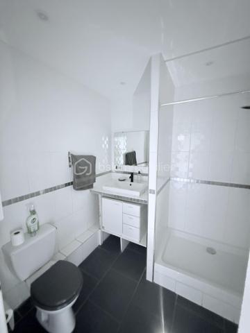 Salon-de-Provence – Bel appartement T3 traversant avec terrasse, cave et vue dégagée.

Au sein de la résidence sécurisée et parfaitement entretenue Altitude 90, découvrez ce lumineux appartement T3 traversant de 62 m2 -  61,83 m² (loi Carrez), situé au 3ᵉ et dernier étage, dans un environnement calme et verdoyant.

Un espace de vie agréable et lumineux

L'appartement offre une belle pièce de vie de plus de 32 m² avec cuisine ouverte, idéale pour partager des moments conviviaux en famille ou entre amis.

Le séjour s'ouvre sur une agréable terrasse exposée plein sud de 5 m², bénéficiant d'une vue dégagée, parfaite pour profiter des beaux jours. Une loggia de 4 m², aménagée en buanderie, complète cet espace de vie.

Espace nuit
Deux chambres confortables de 12 m² et 11 m², dont une avec placard aménagé.
Salle d'eau de 4 m².
WC .
Dressing de 2 m² à l'entrée, pratique pour le rangement.

Une cave privative de 6 m² vient compléter ce bien.

Les atouts de l'appartement

-  Appartement traversant et très lumineux
-  Dernier étage
-  Terrasse exposée sud avec vue dégagée
-  Résidence fermée et sécurisée (portail automatisé et vidéosurveillance)
-  Copropriété propre et bien entretenue
-  Stationnement libre et facile dans la résidence
-  Cave privative
-  Commerces au pied de la résidence
-  Marché hebdomadaire le vendredi matin
-  Écoles et transports en commun à proximité immédiate

Un emplacement stratégique

À partir de fin juin 2026, l'ouverture de la nouvelle entrée autoroutière nord de Salon-de-Provence permettra un accès facilité vers Avignon, Marseille, Aix-en-Provence, Nice, Arles, Nîmes et Montpellier, sans avoir à traverser la ville, offrant ainsi un gain de temps appréciable au quotidien.

Informations financières
Prix de vente : 138 000 €
Taxe foncière : 1 074 €
Charges de copropriété : 179 €/mois

Les charges comprennent :

Eau froide
Chauffage collectif
Entretien de la copropriété
Entretien des espaces verts

À noter : la copropriété sera raccordée au réseau de chaleur biomasse de la ville à partir de fin août 2026. Une baisse estimée d'environ 40 % des coûts liés au chauffage est attendue, ce qui pourrait contribuer à une diminution des charges.

Copropriété
205 lots
Charges annuelles : 2 159 €
Aucune procédure en cours

Un appartement fonctionnel, lumineux et idéalement situé, parfait pour une résidence principale ou un investissement locatif.

N'hésitez pas à venir vers moi !!!!!
Laurent BSK Immobilier 
-   06 02 06 11 01 
@ l.billard@bskimmobilier.com