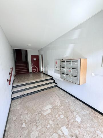 Salon-de-Provence – Bel appartement T3 traversant avec terrasse, cave et vue dégagée.

Au sein de la résidence sécurisée et parfaitement entretenue Altitude 90, découvrez ce lumineux appartement T3 traversant de 62 m2 -  61,83 m² (loi Carrez), situé au 3ᵉ et dernier étage, dans un environnement calme et verdoyant.

Un espace de vie agréable et lumineux

L'appartement offre une belle pièce de vie de plus de 32 m² avec cuisine ouverte, idéale pour partager des moments conviviaux en famille ou entre amis.

Le séjour s'ouvre sur une agréable terrasse exposée plein sud de 5 m², bénéficiant d'une vue dégagée, parfaite pour profiter des beaux jours. Une loggia de 4 m², aménagée en buanderie, complète cet espace de vie.

Espace nuit
Deux chambres confortables de 12 m² et 11 m², dont une avec placard aménagé.
Salle d'eau de 4 m².
WC .
Dressing de 2 m² à l'entrée, pratique pour le rangement.

Une cave privative de 6 m² vient compléter ce bien.

Les atouts de l'appartement

-  Appartement traversant et très lumineux
-  Dernier étage
-  Terrasse exposée sud avec vue dégagée
-  Résidence fermée et sécurisée (portail automatisé et vidéosurveillance)
-  Copropriété propre et bien entretenue
-  Stationnement libre et facile dans la résidence
-  Cave privative
-  Commerces au pied de la résidence
-  Marché hebdomadaire le vendredi matin
-  Écoles et transports en commun à proximité immédiate

Un emplacement stratégique

À partir de fin juin 2026, l'ouverture de la nouvelle entrée autoroutière nord de Salon-de-Provence permettra un accès facilité vers Avignon, Marseille, Aix-en-Provence, Nice, Arles, Nîmes et Montpellier, sans avoir à traverser la ville, offrant ainsi un gain de temps appréciable au quotidien.

Informations financières
Prix de vente : 138 000 €
Taxe foncière : 1 074 €
Charges de copropriété : 179 €/mois

Les charges comprennent :

Eau froide
Chauffage collectif
Entretien de la copropriété
Entretien des espaces verts

À noter : la copropriété sera raccordée au réseau de chaleur biomasse de la ville à partir de fin août 2026. Une baisse estimée d'environ 40 % des coûts liés au chauffage est attendue, ce qui pourrait contribuer à une diminution des charges.

Copropriété
205 lots
Charges annuelles : 2 159 €
Aucune procédure en cours

Un appartement fonctionnel, lumineux et idéalement situé, parfait pour une résidence principale ou un investissement locatif.

N'hésitez pas à venir vers moi !!!!!
Laurent BSK Immobilier 
-   06 02 06 11 01 
@ l.billard@bskimmobilier.com