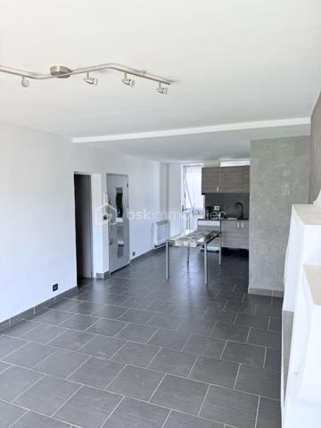 Salon-de-Provence – Bel appartement T3 traversant avec terrasse, cave et vue dégagée.

Au sein de la résidence sécurisée et parfaitement entretenue Altitude 90, découvrez ce lumineux appartement T3 traversant de 62 m2 -  61,83 m² (loi Carrez), situé au 3ᵉ et dernier étage, dans un environnement calme et verdoyant.

Un espace de vie agréable et lumineux

L'appartement offre une belle pièce de vie de plus de 32 m² avec cuisine ouverte, idéale pour partager des moments conviviaux en famille ou entre amis.

Le séjour s'ouvre sur une agréable terrasse exposée plein sud de 5 m², bénéficiant d'une vue dégagée, parfaite pour profiter des beaux jours. Une loggia de 4 m², aménagée en buanderie, complète cet espace de vie.

Espace nuit
Deux chambres confortables de 12 m² et 11 m², dont une avec placard aménagé.
Salle d'eau de 4 m².
WC .
Dressing de 2 m² à l'entrée, pratique pour le rangement.

Une cave privative de 6 m² vient compléter ce bien.

Les atouts de l'appartement

-  Appartement traversant et très lumineux
-  Dernier étage
-  Terrasse exposée sud avec vue dégagée
-  Résidence fermée et sécurisée (portail automatisé et vidéosurveillance)
-  Copropriété propre et bien entretenue
-  Stationnement libre et facile dans la résidence
-  Cave privative
-  Commerces au pied de la résidence
-  Marché hebdomadaire le vendredi matin
-  Écoles et transports en commun à proximité immédiate

Un emplacement stratégique

À partir de fin juin 2026, l'ouverture de la nouvelle entrée autoroutière nord de Salon-de-Provence permettra un accès facilité vers Avignon, Marseille, Aix-en-Provence, Nice, Arles, Nîmes et Montpellier, sans avoir à traverser la ville, offrant ainsi un gain de temps appréciable au quotidien.

Informations financières
Prix de vente : 138 000 €
Taxe foncière : 1 074 €
Charges de copropriété : 179 €/mois

Les charges comprennent :

Eau froide
Chauffage collectif
Entretien de la copropriété
Entretien des espaces verts

À noter : la copropriété sera raccordée au réseau de chaleur biomasse de la ville à partir de fin août 2026. Une baisse estimée d'environ 40 % des coûts liés au chauffage est attendue, ce qui pourrait contribuer à une diminution des charges.

Copropriété
205 lots
Charges annuelles : 2 159 €
Aucune procédure en cours

Un appartement fonctionnel, lumineux et idéalement situé, parfait pour une résidence principale ou un investissement locatif.

N'hésitez pas à venir vers moi !!!!!
Laurent BSK Immobilier 
-   06 02 06 11 01 
@ l.billard@bskimmobilier.com