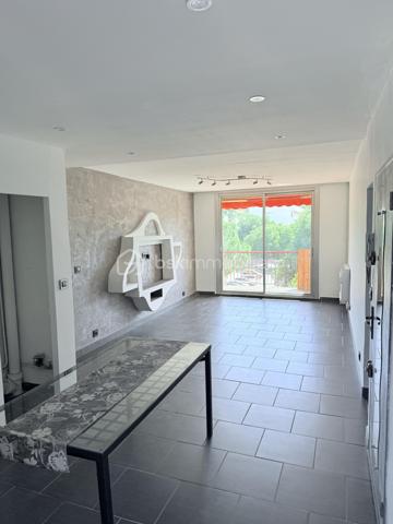Salon-de-Provence – Bel appartement T3 traversant avec terrasse, cave et vue dégagée.

Au sein de la résidence sécurisée et parfaitement entretenue Altitude 90, découvrez ce lumineux appartement T3 traversant de 62 m2 -  61,83 m² (loi Carrez), situé au 3ᵉ et dernier étage, dans un environnement calme et verdoyant.

Un espace de vie agréable et lumineux

L'appartement offre une belle pièce de vie de plus de 32 m² avec cuisine ouverte, idéale pour partager des moments conviviaux en famille ou entre amis.

Le séjour s'ouvre sur une agréable terrasse exposée plein sud de 5 m², bénéficiant d'une vue dégagée, parfaite pour profiter des beaux jours. Une loggia de 4 m², aménagée en buanderie, complète cet espace de vie.

Espace nuit
Deux chambres confortables de 12 m² et 11 m², dont une avec placard aménagé.
Salle d'eau de 4 m².
WC .
Dressing de 2 m² à l'entrée, pratique pour le rangement.

Une cave privative de 6 m² vient compléter ce bien.

Les atouts de l'appartement

-  Appartement traversant et très lumineux
-  Dernier étage
-  Terrasse exposée sud avec vue dégagée
-  Résidence fermée et sécurisée (portail automatisé et vidéosurveillance)
-  Copropriété propre et bien entretenue
-  Stationnement libre et facile dans la résidence
-  Cave privative
-  Commerces au pied de la résidence
-  Marché hebdomadaire le vendredi matin
-  Écoles et transports en commun à proximité immédiate

Un emplacement stratégique

À partir de fin juin 2026, l'ouverture de la nouvelle entrée autoroutière nord de Salon-de-Provence permettra un accès facilité vers Avignon, Marseille, Aix-en-Provence, Nice, Arles, Nîmes et Montpellier, sans avoir à traverser la ville, offrant ainsi un gain de temps appréciable au quotidien.

Informations financières
Prix de vente : 138 000 €
Taxe foncière : 1 074 €
Charges de copropriété : 179 €/mois

Les charges comprennent :

Eau froide
Chauffage collectif
Entretien de la copropriété
Entretien des espaces verts

À noter : la copropriété sera raccordée au réseau de chaleur biomasse de la ville à partir de fin août 2026. Une baisse estimée d'environ 40 % des coûts liés au chauffage est attendue, ce qui pourrait contribuer à une diminution des charges.

Copropriété
205 lots
Charges annuelles : 2 159 €
Aucune procédure en cours

Un appartement fonctionnel, lumineux et idéalement situé, parfait pour une résidence principale ou un investissement locatif.

N'hésitez pas à venir vers moi !!!!!
Laurent BSK Immobilier 
-   06 02 06 11 01 
@ l.billard@bskimmobilier.com