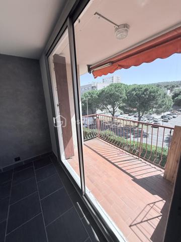 Salon-de-Provence – Bel appartement T3 traversant avec terrasse, cave et vue dégagée.

Au sein de la résidence sécurisée et parfaitement entretenue Altitude 90, découvrez ce lumineux appartement T3 traversant de 62 m2 -  61,83 m² (loi Carrez), situé au 3ᵉ et dernier étage, dans un environnement calme et verdoyant.

Un espace de vie agréable et lumineux

L'appartement offre une belle pièce de vie de plus de 32 m² avec cuisine ouverte, idéale pour partager des moments conviviaux en famille ou entre amis.

Le séjour s'ouvre sur une agréable terrasse exposée plein sud de 5 m², bénéficiant d'une vue dégagée, parfaite pour profiter des beaux jours. Une loggia de 4 m², aménagée en buanderie, complète cet espace de vie.

Espace nuit
Deux chambres confortables de 12 m² et 11 m², dont une avec placard aménagé.
Salle d'eau de 4 m².
WC .
Dressing de 2 m² à l'entrée, pratique pour le rangement.

Une cave privative de 6 m² vient compléter ce bien.

Les atouts de l'appartement

-  Appartement traversant et très lumineux
-  Dernier étage
-  Terrasse exposée sud avec vue dégagée
-  Résidence fermée et sécurisée (portail automatisé et vidéosurveillance)
-  Copropriété propre et bien entretenue
-  Stationnement libre et facile dans la résidence
-  Cave privative
-  Commerces au pied de la résidence
-  Marché hebdomadaire le vendredi matin
-  Écoles et transports en commun à proximité immédiate

Un emplacement stratégique

À partir de fin juin 2026, l'ouverture de la nouvelle entrée autoroutière nord de Salon-de-Provence permettra un accès facilité vers Avignon, Marseille, Aix-en-Provence, Nice, Arles, Nîmes et Montpellier, sans avoir à traverser la ville, offrant ainsi un gain de temps appréciable au quotidien.

Informations financières
Prix de vente : 138 000 €
Taxe foncière : 1 074 €
Charges de copropriété : 179 €/mois

Les charges comprennent :

Eau froide
Chauffage collectif
Entretien de la copropriété
Entretien des espaces verts

À noter : la copropriété sera raccordée au réseau de chaleur biomasse de la ville à partir de fin août 2026. Une baisse estimée d'environ 40 % des coûts liés au chauffage est attendue, ce qui pourrait contribuer à une diminution des charges.

Copropriété
205 lots
Charges annuelles : 2 159 €
Aucune procédure en cours

Un appartement fonctionnel, lumineux et idéalement situé, parfait pour une résidence principale ou un investissement locatif.

N'hésitez pas à venir vers moi !!!!!
Laurent BSK Immobilier 
-   06 02 06 11 01 
@ l.billard@bskimmobilier.com