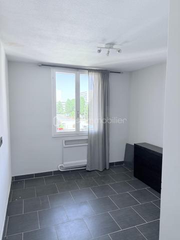 Salon-de-Provence – Bel appartement T3 traversant avec terrasse, cave et vue dégagée.

Au sein de la résidence sécurisée et parfaitement entretenue Altitude 90, découvrez ce lumineux appartement T3 traversant de 62 m2 -  61,83 m² (loi Carrez), situé au 3ᵉ et dernier étage, dans un environnement calme et verdoyant.

Un espace de vie agréable et lumineux

L'appartement offre une belle pièce de vie de plus de 32 m² avec cuisine ouverte, idéale pour partager des moments conviviaux en famille ou entre amis.

Le séjour s'ouvre sur une agréable terrasse exposée plein sud de 5 m², bénéficiant d'une vue dégagée, parfaite pour profiter des beaux jours. Une loggia de 4 m², aménagée en buanderie, complète cet espace de vie.

Espace nuit
Deux chambres confortables de 12 m² et 11 m², dont une avec placard aménagé.
Salle d'eau de 4 m².
WC .
Dressing de 2 m² à l'entrée, pratique pour le rangement.

Une cave privative de 6 m² vient compléter ce bien.

Les atouts de l'appartement

-  Appartement traversant et très lumineux
-  Dernier étage
-  Terrasse exposée sud avec vue dégagée
-  Résidence fermée et sécurisée (portail automatisé et vidéosurveillance)
-  Copropriété propre et bien entretenue
-  Stationnement libre et facile dans la résidence
-  Cave privative
-  Commerces au pied de la résidence
-  Marché hebdomadaire le vendredi matin
-  Écoles et transports en commun à proximité immédiate

Un emplacement stratégique

À partir de fin juin 2026, l'ouverture de la nouvelle entrée autoroutière nord de Salon-de-Provence permettra un accès facilité vers Avignon, Marseille, Aix-en-Provence, Nice, Arles, Nîmes et Montpellier, sans avoir à traverser la ville, offrant ainsi un gain de temps appréciable au quotidien.

Informations financières
Prix de vente : 138 000 €
Taxe foncière : 1 074 €
Charges de copropriété : 179 €/mois

Les charges comprennent :

Eau froide
Chauffage collectif
Entretien de la copropriété
Entretien des espaces verts

À noter : la copropriété sera raccordée au réseau de chaleur biomasse de la ville à partir de fin août 2026. Une baisse estimée d'environ 40 % des coûts liés au chauffage est attendue, ce qui pourrait contribuer à une diminution des charges.

Copropriété
205 lots
Charges annuelles : 2 159 €
Aucune procédure en cours

Un appartement fonctionnel, lumineux et idéalement situé, parfait pour une résidence principale ou un investissement locatif.

N'hésitez pas à venir vers moi !!!!!
Laurent BSK Immobilier 
-   06 02 06 11 01 
@ l.billard@bskimmobilier.com
