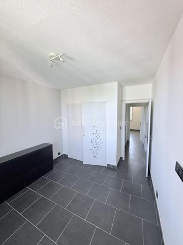 Salon-de-Provence – Bel appartement T3 traversant avec terrasse, cave et vue dégagée.

Au sein de la résidence sécurisée et parfaitement entretenue Altitude 90, découvrez ce lumineux appartement T3 traversant de 62 m2 -  61,83 m² (loi Carrez), situé au 3ᵉ et dernier étage, dans un environnement calme et verdoyant.

Un espace de vie agréable et lumineux

L'appartement offre une belle pièce de vie de plus de 32 m² avec cuisine ouverte, idéale pour partager des moments conviviaux en famille ou entre amis.

Le séjour s'ouvre sur une agréable terrasse exposée plein sud de 5 m², bénéficiant d'une vue dégagée, parfaite pour profiter des beaux jours. Une loggia de 4 m², aménagée en buanderie, complète cet espace de vie.

Espace nuit
Deux chambres confortables de 12 m² et 11 m², dont une avec placard aménagé.
Salle d'eau de 4 m².
WC .
Dressing de 2 m² à l'entrée, pratique pour le rangement.

Une cave privative de 6 m² vient compléter ce bien.

Les atouts de l'appartement

-  Appartement traversant et très lumineux
-  Dernier étage
-  Terrasse exposée sud avec vue dégagée
-  Résidence fermée et sécurisée (portail automatisé et vidéosurveillance)
-  Copropriété propre et bien entretenue
-  Stationnement libre et facile dans la résidence
-  Cave privative
-  Commerces au pied de la résidence
-  Marché hebdomadaire le vendredi matin
-  Écoles et transports en commun à proximité immédiate

Un emplacement stratégique

À partir de fin juin 2026, l'ouverture de la nouvelle entrée autoroutière nord de Salon-de-Provence permettra un accès facilité vers Avignon, Marseille, Aix-en-Provence, Nice, Arles, Nîmes et Montpellier, sans avoir à traverser la ville, offrant ainsi un gain de temps appréciable au quotidien.

Informations financières
Prix de vente : 138 000 €
Taxe foncière : 1 074 €
Charges de copropriété : 179 €/mois

Les charges comprennent :

Eau froide
Chauffage collectif
Entretien de la copropriété
Entretien des espaces verts

À noter : la copropriété sera raccordée au réseau de chaleur biomasse de la ville à partir de fin août 2026. Une baisse estimée d'environ 40 % des coûts liés au chauffage est attendue, ce qui pourrait contribuer à une diminution des charges.

Copropriété
205 lots
Charges annuelles : 2 159 €
Aucune procédure en cours

Un appartement fonctionnel, lumineux et idéalement situé, parfait pour une résidence principale ou un investissement locatif.

N'hésitez pas à venir vers moi !!!!!
Laurent BSK Immobilier 
-   06 02 06 11 01 
@ l.billard@bskimmobilier.com