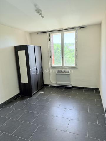 Salon-de-Provence – Bel appartement T3 traversant avec terrasse, cave et vue dégagée.

Au sein de la résidence sécurisée et parfaitement entretenue Altitude 90, découvrez ce lumineux appartement T3 traversant de 62 m2 -  61,83 m² (loi Carrez), situé au 3ᵉ et dernier étage, dans un environnement calme et verdoyant.

Un espace de vie agréable et lumineux

L'appartement offre une belle pièce de vie de plus de 32 m² avec cuisine ouverte, idéale pour partager des moments conviviaux en famille ou entre amis.

Le séjour s'ouvre sur une agréable terrasse exposée plein sud de 5 m², bénéficiant d'une vue dégagée, parfaite pour profiter des beaux jours. Une loggia de 4 m², aménagée en buanderie, complète cet espace de vie.

Espace nuit
Deux chambres confortables de 12 m² et 11 m², dont une avec placard aménagé.
Salle d'eau de 4 m².
WC .
Dressing de 2 m² à l'entrée, pratique pour le rangement.

Une cave privative de 6 m² vient compléter ce bien.

Les atouts de l'appartement

-  Appartement traversant et très lumineux
-  Dernier étage
-  Terrasse exposée sud avec vue dégagée
-  Résidence fermée et sécurisée (portail automatisé et vidéosurveillance)
-  Copropriété propre et bien entretenue
-  Stationnement libre et facile dans la résidence
-  Cave privative
-  Commerces au pied de la résidence
-  Marché hebdomadaire le vendredi matin
-  Écoles et transports en commun à proximité immédiate

Un emplacement stratégique

À partir de fin juin 2026, l'ouverture de la nouvelle entrée autoroutière nord de Salon-de-Provence permettra un accès facilité vers Avignon, Marseille, Aix-en-Provence, Nice, Arles, Nîmes et Montpellier, sans avoir à traverser la ville, offrant ainsi un gain de temps appréciable au quotidien.

Informations financières
Prix de vente : 138 000 €
Taxe foncière : 1 074 €
Charges de copropriété : 179 €/mois

Les charges comprennent :

Eau froide
Chauffage collectif
Entretien de la copropriété
Entretien des espaces verts

À noter : la copropriété sera raccordée au réseau de chaleur biomasse de la ville à partir de fin août 2026. Une baisse estimée d'environ 40 % des coûts liés au chauffage est attendue, ce qui pourrait contribuer à une diminution des charges.

Copropriété
205 lots
Charges annuelles : 2 159 €
Aucune procédure en cours

Un appartement fonctionnel, lumineux et idéalement situé, parfait pour une résidence principale ou un investissement locatif.

N'hésitez pas à venir vers moi !!!!!
Laurent BSK Immobilier 
-   06 02 06 11 01 
@ l.billard@bskimmobilier.com