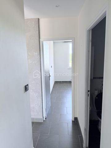 Salon-de-Provence – Bel appartement T3 traversant avec terrasse, cave et vue dégagée.

Au sein de la résidence sécurisée et parfaitement entretenue Altitude 90, découvrez ce lumineux appartement T3 traversant de 62 m2 -  61,83 m² (loi Carrez), situé au 3ᵉ et dernier étage, dans un environnement calme et verdoyant.

Un espace de vie agréable et lumineux

L'appartement offre une belle pièce de vie de plus de 32 m² avec cuisine ouverte, idéale pour partager des moments conviviaux en famille ou entre amis.

Le séjour s'ouvre sur une agréable terrasse exposée plein sud de 5 m², bénéficiant d'une vue dégagée, parfaite pour profiter des beaux jours. Une loggia de 4 m², aménagée en buanderie, complète cet espace de vie.

Espace nuit
Deux chambres confortables de 12 m² et 11 m², dont une avec placard aménagé.
Salle d'eau de 4 m².
WC .
Dressing de 2 m² à l'entrée, pratique pour le rangement.

Une cave privative de 6 m² vient compléter ce bien.

Les atouts de l'appartement

-  Appartement traversant et très lumineux
-  Dernier étage
-  Terrasse exposée sud avec vue dégagée
-  Résidence fermée et sécurisée (portail automatisé et vidéosurveillance)
-  Copropriété propre et bien entretenue
-  Stationnement libre et facile dans la résidence
-  Cave privative
-  Commerces au pied de la résidence
-  Marché hebdomadaire le vendredi matin
-  Écoles et transports en commun à proximité immédiate

Un emplacement stratégique

À partir de fin juin 2026, l'ouverture de la nouvelle entrée autoroutière nord de Salon-de-Provence permettra un accès facilité vers Avignon, Marseille, Aix-en-Provence, Nice, Arles, Nîmes et Montpellier, sans avoir à traverser la ville, offrant ainsi un gain de temps appréciable au quotidien.

Informations financières
Prix de vente : 138 000 €
Taxe foncière : 1 074 €
Charges de copropriété : 179 €/mois

Les charges comprennent :

Eau froide
Chauffage collectif
Entretien de la copropriété
Entretien des espaces verts

À noter : la copropriété sera raccordée au réseau de chaleur biomasse de la ville à partir de fin août 2026. Une baisse estimée d'environ 40 % des coûts liés au chauffage est attendue, ce qui pourrait contribuer à une diminution des charges.

Copropriété
205 lots
Charges annuelles : 2 159 €
Aucune procédure en cours

Un appartement fonctionnel, lumineux et idéalement situé, parfait pour une résidence principale ou un investissement locatif.

N'hésitez pas à venir vers moi !!!!!
Laurent BSK Immobilier 
-   06 02 06 11 01 
@ l.billard@bskimmobilier.com