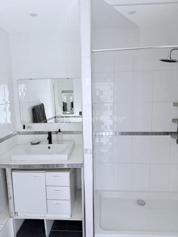 Salon-de-Provence – Bel appartement T3 traversant avec terrasse, cave et vue dégagée.

Au sein de la résidence sécurisée et parfaitement entretenue Altitude 90, découvrez ce lumineux appartement T3 traversant de 62 m2 -  61,83 m² (loi Carrez), situé au 3ᵉ et dernier étage, dans un environnement calme et verdoyant.

Un espace de vie agréable et lumineux

L'appartement offre une belle pièce de vie de plus de 32 m² avec cuisine ouverte, idéale pour partager des moments conviviaux en famille ou entre amis.

Le séjour s'ouvre sur une agréable terrasse exposée plein sud de 5 m², bénéficiant d'une vue dégagée, parfaite pour profiter des beaux jours. Une loggia de 4 m², aménagée en buanderie, complète cet espace de vie.

Espace nuit
Deux chambres confortables de 12 m² et 11 m², dont une avec placard aménagé.
Salle d'eau de 4 m².
WC .
Dressing de 2 m² à l'entrée, pratique pour le rangement.

Une cave privative de 6 m² vient compléter ce bien.

Les atouts de l'appartement

-  Appartement traversant et très lumineux
-  Dernier étage
-  Terrasse exposée sud avec vue dégagée
-  Résidence fermée et sécurisée (portail automatisé et vidéosurveillance)
-  Copropriété propre et bien entretenue
-  Stationnement libre et facile dans la résidence
-  Cave privative
-  Commerces au pied de la résidence
-  Marché hebdomadaire le vendredi matin
-  Écoles et transports en commun à proximité immédiate

Un emplacement stratégique

À partir de fin juin 2026, l'ouverture de la nouvelle entrée autoroutière nord de Salon-de-Provence permettra un accès facilité vers Avignon, Marseille, Aix-en-Provence, Nice, Arles, Nîmes et Montpellier, sans avoir à traverser la ville, offrant ainsi un gain de temps appréciable au quotidien.

Informations financières
Prix de vente : 138 000 €
Taxe foncière : 1 074 €
Charges de copropriété : 179 €/mois

Les charges comprennent :

Eau froide
Chauffage collectif
Entretien de la copropriété
Entretien des espaces verts

À noter : la copropriété sera raccordée au réseau de chaleur biomasse de la ville à partir de fin août 2026. Une baisse estimée d'environ 40 % des coûts liés au chauffage est attendue, ce qui pourrait contribuer à une diminution des charges.

Copropriété
205 lots
Charges annuelles : 2 159 €
Aucune procédure en cours

Un appartement fonctionnel, lumineux et idéalement situé, parfait pour une résidence principale ou un investissement locatif.

N'hésitez pas à venir vers moi !!!!!
Laurent BSK Immobilier 
-   06 02 06 11 01 
@ l.billard@bskimmobilier.com