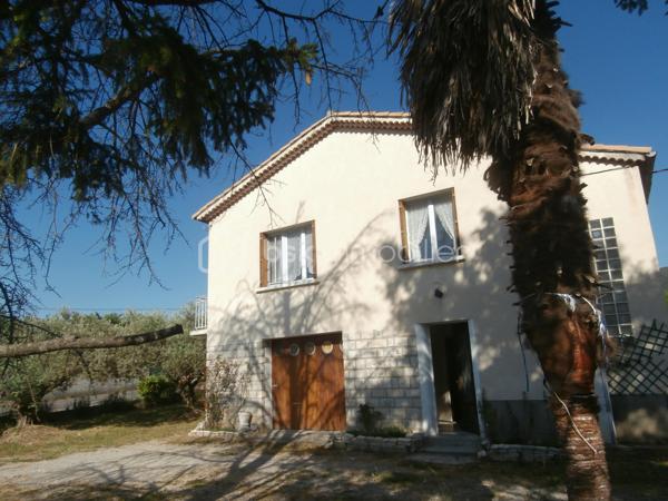 Dans petit quartier pavillonnaire calme et résidentiel proche commodités et collège. Édifié en 1974 sur un beau terrain plat, clos et arboré avec eau du canal d'arrosage. Pavillon composé de deux logements soit un  joli appartement type 2 au rez de chaussé en location avec jardinet privé (revenu locatif). A l'étage avec son balcon/terrasse au sud et jolie vue dégagée, un appartement de type 3/4 composé d'un hall, cuisine indépendante, séjour/salle à manger de 30 m2, deux grandes chambres, salle de bains, toilettes, cellier, dégagements/placards. SURFACE HABITABLE TOTALE 135 m2. Chauffage fuel, pompe à chaleur réversible, convecteurs. Fibre. Garage, cabanon de jardin. Tout à l'égout. L'ensemble est très lumineux, bien organisé et mérite d'être rénové.