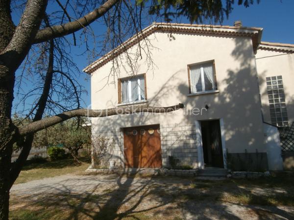 Dans petit quartier pavillonnaire calme et résidentiel proche commodités et collège. Édifié en 1974 sur un beau terrain plat, clos et arboré avec eau du canal d'arrosage. Pavillon composé de deux logements soit un  joli appartement type 2 au rez de chaussé en location avec jardinet privé (revenu locatif). A l'étage avec son balcon/terrasse au sud et jolie vue dégagée, un appartement de type 3/4 composé d'un hall, cuisine indépendante, séjour/salle à manger de 30 m2, deux grandes chambres, salle de bains, toilettes, cellier, dégagements/placards. SURFACE HABITABLE TOTALE 135 m2. Chauffage fuel, pompe à chaleur réversible, convecteurs. Fibre. Garage, cabanon de jardin. Tout à l'égout. L'ensemble est très lumineux, bien organisé et mérite d'être rénové.