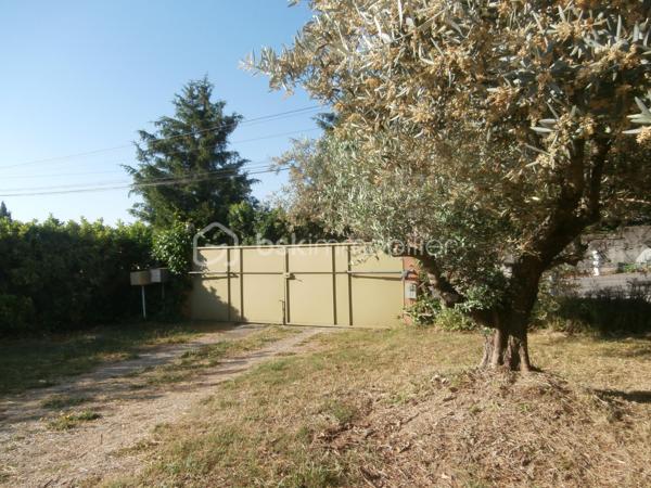 Dans petit quartier pavillonnaire calme et résidentiel proche commodités et collège. Édifié en 1974 sur un beau terrain plat, clos et arboré avec eau du canal d'arrosage. Pavillon composé de deux logements soit un  joli appartement type 2 au rez de chaussé en location avec jardinet privé (revenu locatif). A l'étage avec son balcon/terrasse au sud et jolie vue dégagée, un appartement de type 3/4 composé d'un hall, cuisine indépendante, séjour/salle à manger de 30 m2, deux grandes chambres, salle de bains, toilettes, cellier, dégagements/placards. SURFACE HABITABLE TOTALE 135 m2. Chauffage fuel, pompe à chaleur réversible, convecteurs. Fibre. Garage, cabanon de jardin. Tout à l'égout. L'ensemble est très lumineux, bien organisé et mérite d'être rénové.
