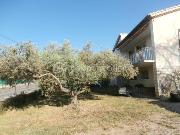 Dans petit quartier pavillonnaire calme et résidentiel proche commodités et collège. Édifié en 1974 sur un beau terrain plat, clos et arboré avec eau du canal d'arrosage. Pavillon composé de deux logements soit un  joli appartement type 2 au rez de chaussé en location avec jardinet privé (revenu locatif). A l'étage avec son balcon/terrasse au sud et jolie vue dégagée, un appartement de type 3/4 composé d'un hall, cuisine indépendante, séjour/salle à manger de 30 m2, deux grandes chambres, salle de bains, toilettes, cellier, dégagements/placards. SURFACE HABITABLE TOTALE 135 m2. Chauffage fuel, pompe à chaleur réversible, convecteurs. Fibre. Garage, cabanon de jardin. Tout à l'égout. L'ensemble est très lumineux, bien organisé et mérite d'être rénové.