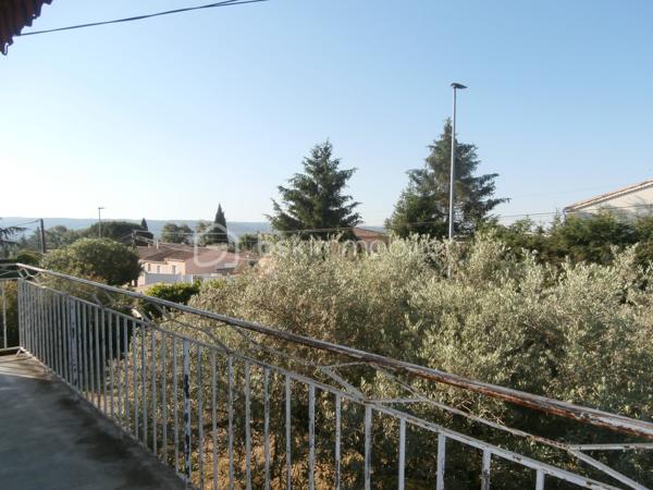 Dans petit quartier pavillonnaire calme et résidentiel proche commodités et collège. Édifié en 1974 sur un beau terrain plat, clos et arboré avec eau du canal d'arrosage. Pavillon composé de deux logements soit un  joli appartement type 2 au rez de chaussé en location avec jardinet privé (revenu locatif). A l'étage avec son balcon/terrasse au sud et jolie vue dégagée, un appartement de type 3/4 composé d'un hall, cuisine indépendante, séjour/salle à manger de 30 m2, deux grandes chambres, salle de bains, toilettes, cellier, dégagements/placards. SURFACE HABITABLE TOTALE 135 m2. Chauffage fuel, pompe à chaleur réversible, convecteurs. Fibre. Garage, cabanon de jardin. Tout à l'égout. L'ensemble est très lumineux, bien organisé et mérite d'être rénové.
