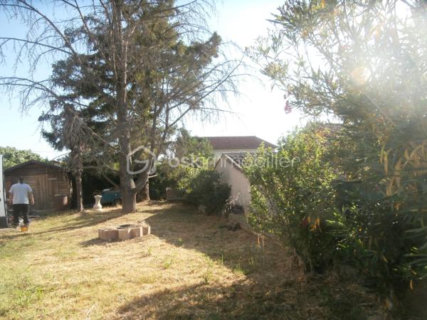 Dans petit quartier pavillonnaire calme et résidentiel proche commodités et collège. Édifié en 1974 sur un beau terrain plat, clos et arboré avec eau du canal d'arrosage. Pavillon composé de deux logements soit un  joli appartement type 2 au rez de chaussé en location avec jardinet privé (revenu locatif). A l'étage avec son balcon/terrasse au sud et jolie vue dégagée, un appartement de type 3/4 composé d'un hall, cuisine indépendante, séjour/salle à manger de 30 m2, deux grandes chambres, salle de bains, toilettes, cellier, dégagements/placards. SURFACE HABITABLE TOTALE 135 m2. Chauffage fuel, pompe à chaleur réversible, convecteurs. Fibre. Garage, cabanon de jardin. Tout à l'égout. L'ensemble est très lumineux, bien organisé et mérite d'être rénové.