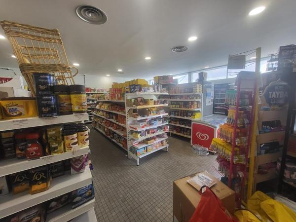 Commerce de proximité, avec parking, possible de faire un appartement attenant en cours de travaux a terminé