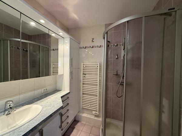 Appartement 3 chambres traversant proche Marcombes