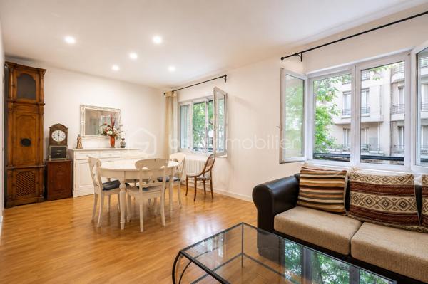 Secteur Championnet, rue Thiers, découvrez cet appartement traversant Est-Ouest de 92,36 m², situé au 1er étage d’une copropriété sécurisée et entretenue avec ascenseur.

Son emplacement privilégié permet de profiter pleinement de la vie grenobloise : commerces, restaurants, cafés, écoles et transports sont accessibles à pied, tout comme l’hypercentre.

Un appartement aux volumes généreux
Traversant Est-Ouest, l’appartement bénéficie d’une belle luminosité et d’une distribution agréable.

Particularité intéressante : deux portes palières d’origine ont été conservées. Cette configuration offre, sous réserve des autorisations et démarches nécessaires, différentes possibilités d’aménagement ou d’évolution du bien.

Côté rue Thiers, le séjour et l’espace salle à manger offrent de beaux volumes, une agréable hauteur sous plafond ainsi que le charme des parquets anciens.

Côté cour intérieure, la cuisine indépendante, aménagée et équipée et les deux chambres bénéficient d’un environnement plus calme.

Deux véritables suites
L’espace nuit constitue l’un des principaux atouts du bien.

Il comprend deux véritables suites, chacune disposant de son propre espace sanitaire :

Une première suite avec salle d’eau privative, douche, WC et fenêtre sur cour.
Une seconde suite avec salle de bains privative, baignoire, meuble vasque et sèche-serviettes.
Un WC indépendants complète également l’appartement.
De nombreux rangements viennent optimiser les espaces.

Un appartement très bien entretenu.
L’appartement est en bon état et a été soigneusement entretenu.
Il présente une décoration et des équipements qui pourront être modernisés afin de lui offrir une remise au goût du jour.

L’appartement offre ainsi une base saine et bien entretenue, tout en laissant à son futur propriétaire la possibilité de personnaliser les espaces selon ses envies.

Les prestations
Appartement traversant Est-Ouest
92,36 m²
1er étage avec ascenseur
Copropriété sécurisée et entretenue (gardien)
Chaudière individuelle au gaz récemment remplacée
Fenêtres PVC double vitrage à isolation renforcée
Volets roulants électriques
Stores banne
Porte blindée
Fibre optique
Radiateurs équipés de têtes thermostatiques
Nombreux rangements
Deux caves en sous-sol
Local à vélos
Deux places de stationnement communes selon disponibilités
L’appartement ne dispose ni de balcon ni de garage privatif.

Championnet, un emplacement recherché
Vivre dans le quartier Championnet, c’est profiter d’un environnement vivant et recherché, avec une véritable vie de quartier.
Commerces de proximité, restaurants, cafés, écoles, transports et hypercentre sont accessibles facilement à pied.
Une adresse idéale pour profiter de Grenoble au quotidien tout en bénéficiant d’un appartement aux volumes généreux, au charme de l’ancien et à la configuration originale.

Un bien aux multiples possibilités
Par sa superficie, sa double exposition, ses deux suites et la présence de deux accès indépendants, cet appartement présente une configuration peu courante sur le marché grenoblois.

Un bien à découvrir pour son emplacement, ses volumes, son charme et son potentiel d’évolution.

Prix : 285 000 €

Honoraires d’agence à la charge du vendeur.

Informations énergétiques
DPE : D

Consommation d’énergie primaire : 179 kWh/m²/an

Consommation d’énergie finale : 176 kWh/m²/an

Montant estimé des dépenses annuelles d’énergie pour un usage standard : entre 1 540 € et 2 110 € par an, abonnements compris, selon les prix moyens des énergies indexés sur les années 2021, 2022 et 2023.

Copropriété
Pas de procédure en cours.

Les informations sur les risques auxquels ce bien est exposé sont disponibles sur le site Géorisques.

Anthony Moulin – BSK Immobilier