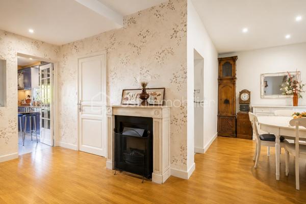 Secteur Championnet, rue Thiers, découvrez cet appartement traversant Est-Ouest de 92,36 m², situé au 1er étage d’une copropriété sécurisée et entretenue avec ascenseur.

Son emplacement privilégié permet de profiter pleinement de la vie grenobloise : commerces, restaurants, cafés, écoles et transports sont accessibles à pied, tout comme l’hypercentre.

Un appartement aux volumes généreux
Traversant Est-Ouest, l’appartement bénéficie d’une belle luminosité et d’une distribution agréable.

Particularité intéressante : deux portes palières d’origine ont été conservées. Cette configuration offre, sous réserve des autorisations et démarches nécessaires, différentes possibilités d’aménagement ou d’évolution du bien.

Côté rue Thiers, le séjour et l’espace salle à manger offrent de beaux volumes, une agréable hauteur sous plafond ainsi que le charme des parquets anciens.

Côté cour intérieure, la cuisine indépendante, aménagée et équipée et les deux chambres bénéficient d’un environnement plus calme.

Deux véritables suites
L’espace nuit constitue l’un des principaux atouts du bien.

Il comprend deux véritables suites, chacune disposant de son propre espace sanitaire :

Une première suite avec salle d’eau privative, douche, WC et fenêtre sur cour.
Une seconde suite avec salle de bains privative, baignoire, meuble vasque et sèche-serviettes.
Un WC indépendants complète également l’appartement.
De nombreux rangements viennent optimiser les espaces.

Un appartement très bien entretenu.
L’appartement est en bon état et a été soigneusement entretenu.
Il présente une décoration et des équipements qui pourront être modernisés afin de lui offrir une remise au goût du jour.

L’appartement offre ainsi une base saine et bien entretenue, tout en laissant à son futur propriétaire la possibilité de personnaliser les espaces selon ses envies.

Les prestations
Appartement traversant Est-Ouest
92,36 m²
1er étage avec ascenseur
Copropriété sécurisée et entretenue (gardien)
Chaudière individuelle au gaz récemment remplacée
Fenêtres PVC double vitrage à isolation renforcée
Volets roulants électriques
Stores banne
Porte blindée
Fibre optique
Radiateurs équipés de têtes thermostatiques
Nombreux rangements
Deux caves en sous-sol
Local à vélos
Deux places de stationnement communes selon disponibilités
L’appartement ne dispose ni de balcon ni de garage privatif.

Championnet, un emplacement recherché
Vivre dans le quartier Championnet, c’est profiter d’un environnement vivant et recherché, avec une véritable vie de quartier.
Commerces de proximité, restaurants, cafés, écoles, transports et hypercentre sont accessibles facilement à pied.
Une adresse idéale pour profiter de Grenoble au quotidien tout en bénéficiant d’un appartement aux volumes généreux, au charme de l’ancien et à la configuration originale.

Un bien aux multiples possibilités
Par sa superficie, sa double exposition, ses deux suites et la présence de deux accès indépendants, cet appartement présente une configuration peu courante sur le marché grenoblois.

Un bien à découvrir pour son emplacement, ses volumes, son charme et son potentiel d’évolution.

Prix : 285 000 €

Honoraires d’agence à la charge du vendeur.

Informations énergétiques
DPE : D

Consommation d’énergie primaire : 179 kWh/m²/an

Consommation d’énergie finale : 176 kWh/m²/an

Montant estimé des dépenses annuelles d’énergie pour un usage standard : entre 1 540 € et 2 110 € par an, abonnements compris, selon les prix moyens des énergies indexés sur les années 2021, 2022 et 2023.

Copropriété
Pas de procédure en cours.

Les informations sur les risques auxquels ce bien est exposé sont disponibles sur le site Géorisques.

Anthony Moulin – BSK Immobilier