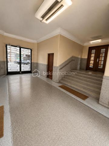 Secteur Championnet, rue Thiers, découvrez cet appartement traversant Est-Ouest de 92,36 m², situé au 1er étage d’une copropriété sécurisée et entretenue avec ascenseur.

Son emplacement privilégié permet de profiter pleinement de la vie grenobloise : commerces, restaurants, cafés, écoles et transports sont accessibles à pied, tout comme l’hypercentre.

Un appartement aux volumes généreux
Traversant Est-Ouest, l’appartement bénéficie d’une belle luminosité et d’une distribution agréable.

Particularité intéressante : deux portes palières d’origine ont été conservées. Cette configuration offre, sous réserve des autorisations et démarches nécessaires, différentes possibilités d’aménagement ou d’évolution du bien.

Côté rue Thiers, le séjour et l’espace salle à manger offrent de beaux volumes, une agréable hauteur sous plafond ainsi que le charme des parquets anciens.

Côté cour intérieure, la cuisine indépendante, aménagée et équipée et les deux chambres bénéficient d’un environnement plus calme.

Deux véritables suites
L’espace nuit constitue l’un des principaux atouts du bien.

Il comprend deux véritables suites, chacune disposant de son propre espace sanitaire :

Une première suite avec salle d’eau privative, douche, WC et fenêtre sur cour.
Une seconde suite avec salle de bains privative, baignoire, meuble vasque et sèche-serviettes.
Un WC indépendants complète également l’appartement.
De nombreux rangements viennent optimiser les espaces.

Un appartement très bien entretenu.
L’appartement est en bon état et a été soigneusement entretenu.
Il présente une décoration et des équipements qui pourront être modernisés afin de lui offrir une remise au goût du jour.

L’appartement offre ainsi une base saine et bien entretenue, tout en laissant à son futur propriétaire la possibilité de personnaliser les espaces selon ses envies.

Les prestations
Appartement traversant Est-Ouest
92,36 m²
1er étage avec ascenseur
Copropriété sécurisée et entretenue (gardien)
Chaudière individuelle au gaz récemment remplacée
Fenêtres PVC double vitrage à isolation renforcée
Volets roulants électriques
Stores banne
Porte blindée
Fibre optique
Radiateurs équipés de têtes thermostatiques
Nombreux rangements
Deux caves en sous-sol
Local à vélos
Deux places de stationnement communes selon disponibilités
L’appartement ne dispose ni de balcon ni de garage privatif.

Championnet, un emplacement recherché
Vivre dans le quartier Championnet, c’est profiter d’un environnement vivant et recherché, avec une véritable vie de quartier.
Commerces de proximité, restaurants, cafés, écoles, transports et hypercentre sont accessibles facilement à pied.
Une adresse idéale pour profiter de Grenoble au quotidien tout en bénéficiant d’un appartement aux volumes généreux, au charme de l’ancien et à la configuration originale.

Un bien aux multiples possibilités
Par sa superficie, sa double exposition, ses deux suites et la présence de deux accès indépendants, cet appartement présente une configuration peu courante sur le marché grenoblois.

Un bien à découvrir pour son emplacement, ses volumes, son charme et son potentiel d’évolution.

Prix : 285 000 €

Honoraires d’agence à la charge du vendeur.

Informations énergétiques
DPE : D

Consommation d’énergie primaire : 179 kWh/m²/an

Consommation d’énergie finale : 176 kWh/m²/an

Montant estimé des dépenses annuelles d’énergie pour un usage standard : entre 1 540 € et 2 110 € par an, abonnements compris, selon les prix moyens des énergies indexés sur les années 2021, 2022 et 2023.

Copropriété
Pas de procédure en cours.

Les informations sur les risques auxquels ce bien est exposé sont disponibles sur le site Géorisques.

Anthony Moulin – BSK Immobilier